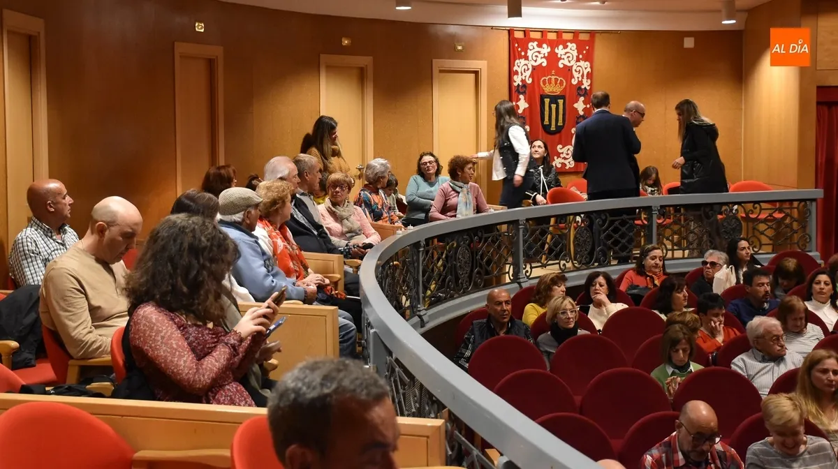 Foto 8 - El p&uacute;blico enciende las velas del 125 Aniversario del Teatro Nuevo Fernando Arrabal