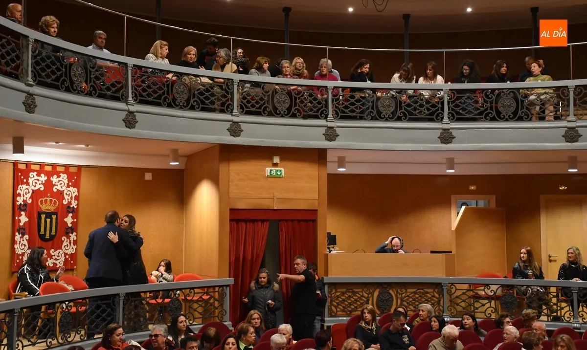 Foto 9 - El p&uacute;blico enciende las velas del 125 Aniversario del Teatro Nuevo Fernando Arrabal