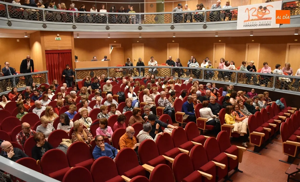 Foto 10 - El p&uacute;blico enciende las velas del 125 Aniversario del Teatro Nuevo Fernando Arrabal