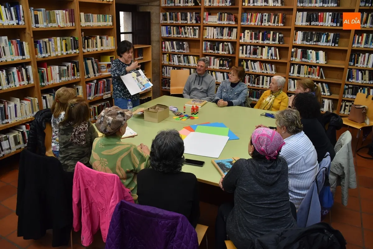 Foto 2 - Susana Garc&iacute;a Herruzo imparte un taller de collage en homenaje a Carmen Mart&iacute;n Gaite