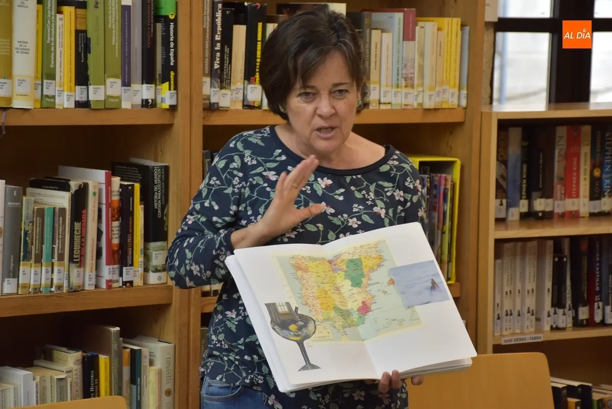 Foto 4 - Susana Garc&iacute;a Herruzo imparte un taller de collage en homenaje a Carmen Mart&iacute;n Gaite