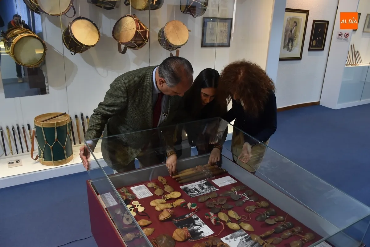 Foto 4 - Editado un folleto del Museo del Tamborilero, que incorpora m&aacute;s palos de danzar