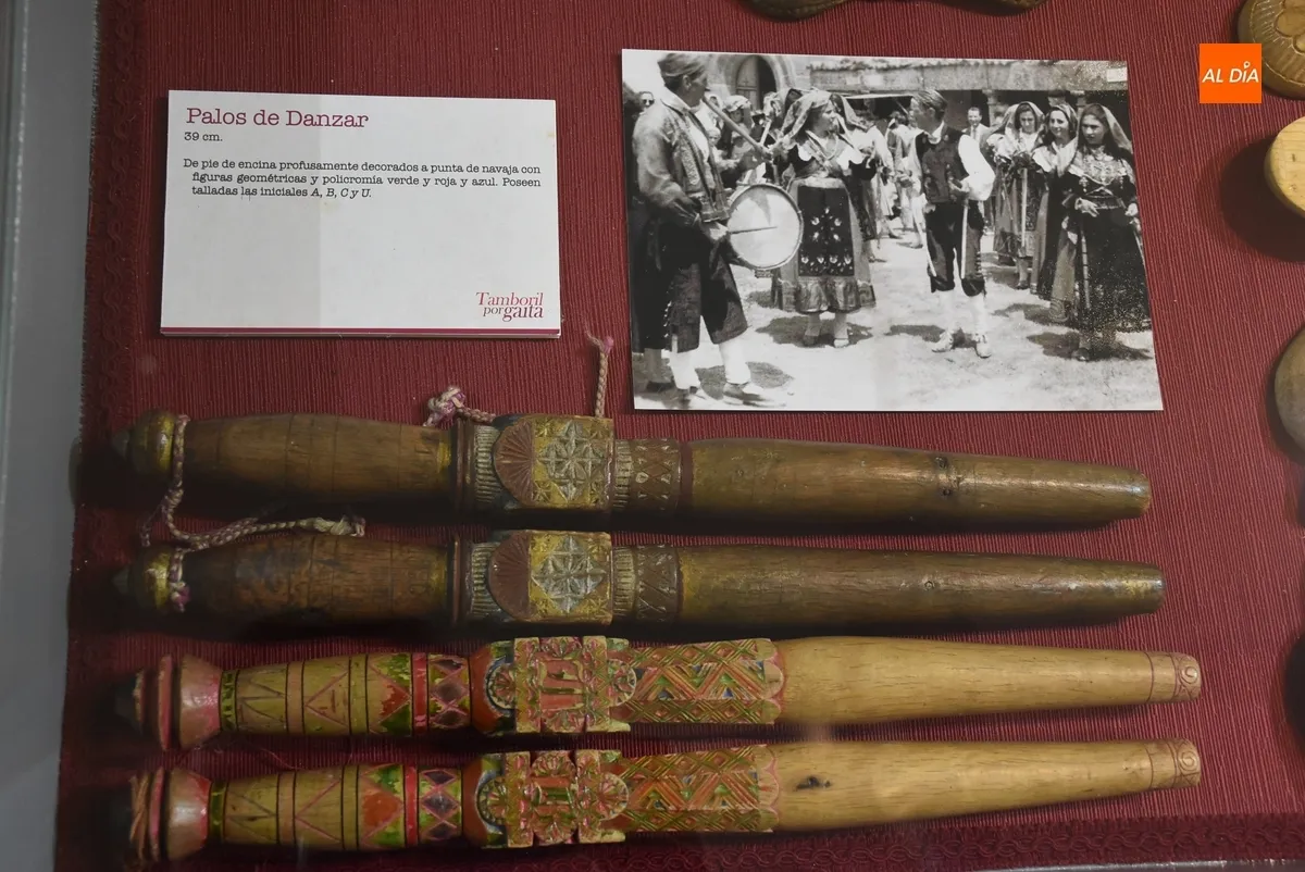 Foto 5 - Editado un folleto del Museo del Tamborilero, que incorpora m&aacute;s palos de danzar