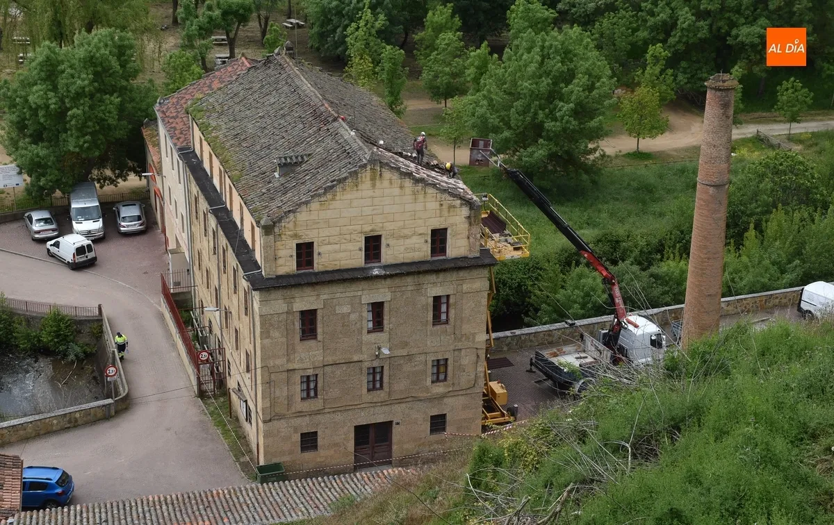 Foto 2 - En marcha la reparaci&oacute;n de urgencia de la cubierta de la antigua f&aacute;brica de La Concha