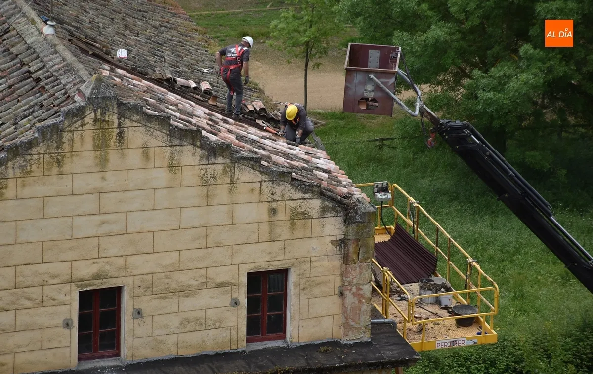Foto 3 - En marcha la reparaci&oacute;n de urgencia de la cubierta de la antigua f&aacute;brica de La Concha
