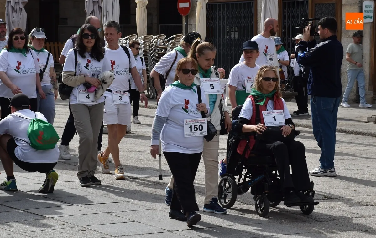 Foto 10 - 240 personas de variadas edades participan en el estreno de la Marcha por el Parkinson