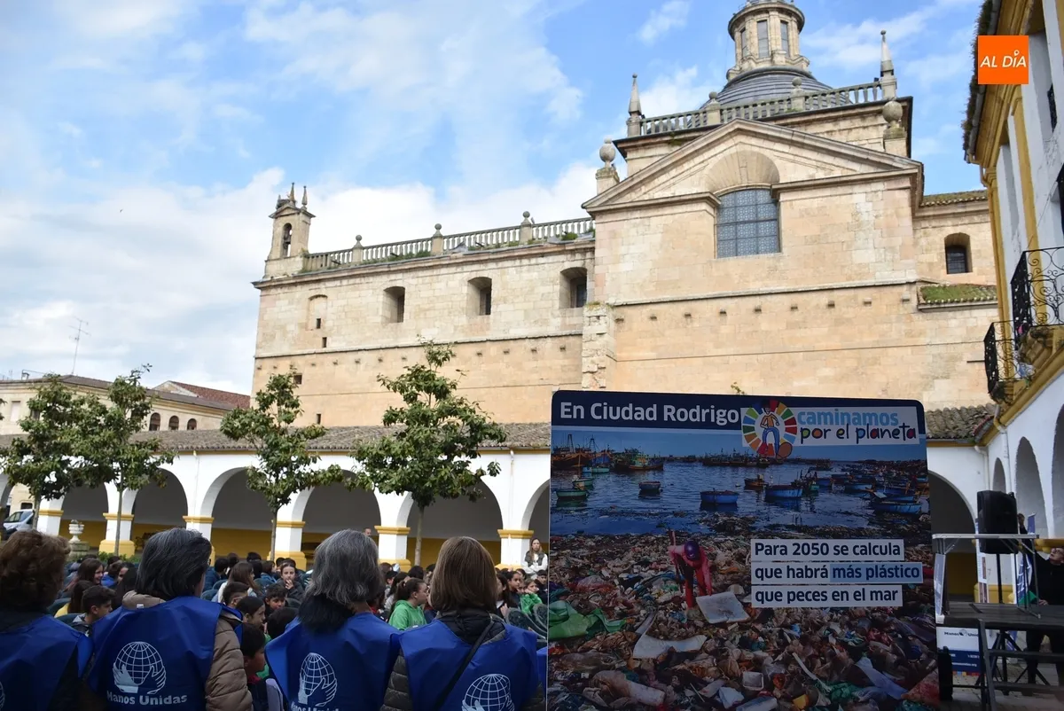 Foto 2 - Escolares de Ciudad Rodrigo bailan y pasean por la muralla para conseguir un planeta mejor