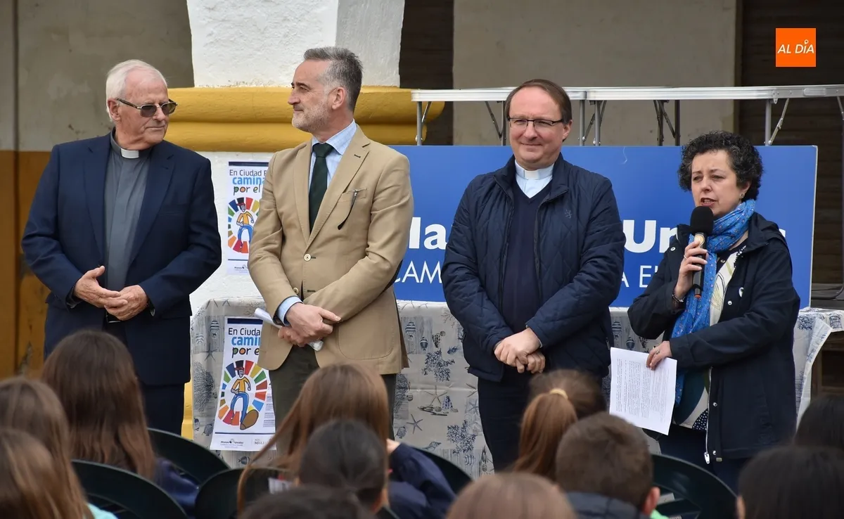 Foto 3 - Escolares de Ciudad Rodrigo bailan y pasean por la muralla para conseguir un planeta mejor