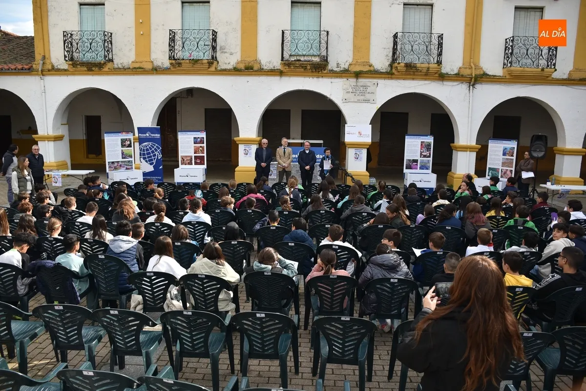 Foto 4 - Escolares de Ciudad Rodrigo bailan y pasean por la muralla para conseguir un planeta mejor