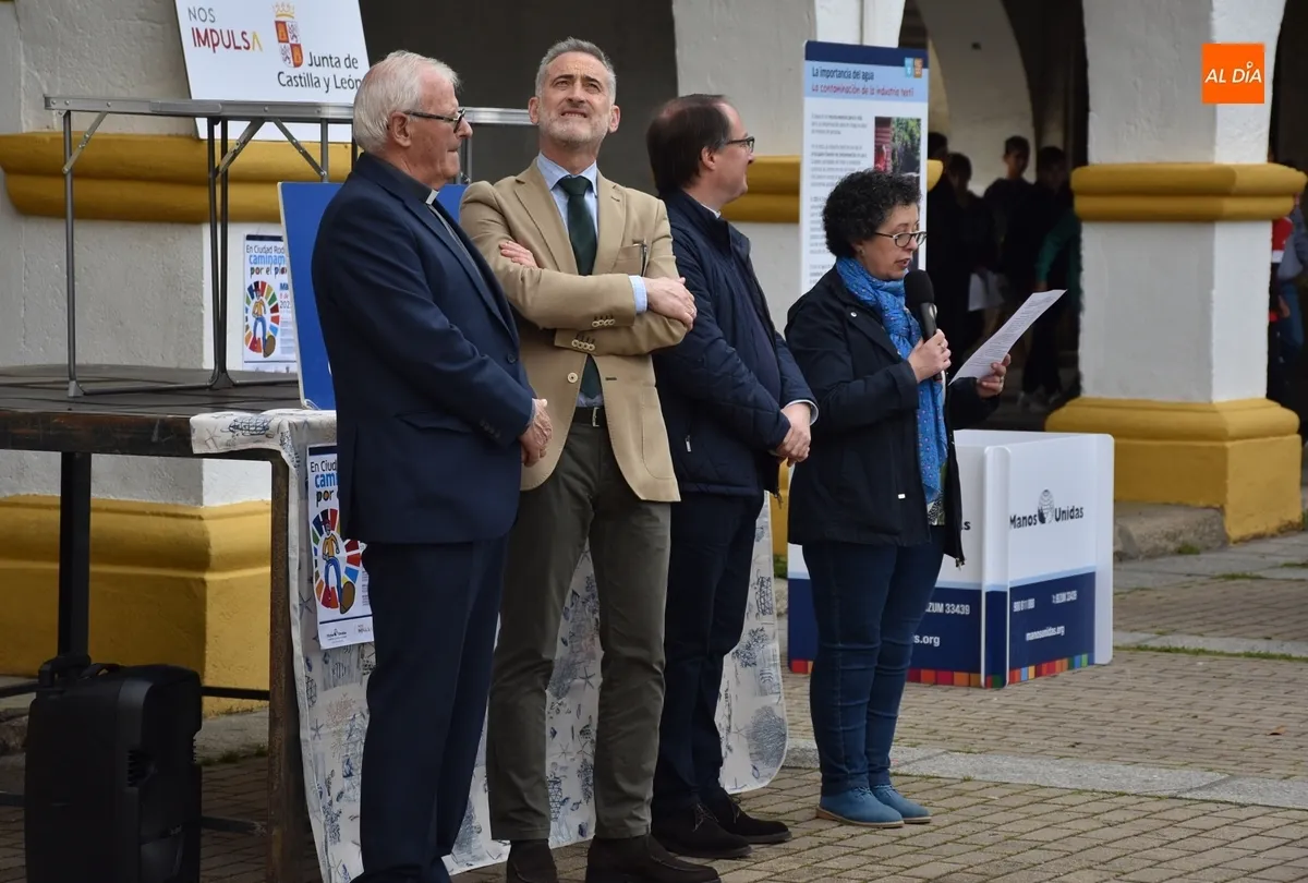 Foto 5 - Escolares de Ciudad Rodrigo bailan y pasean por la muralla para conseguir un planeta mejor