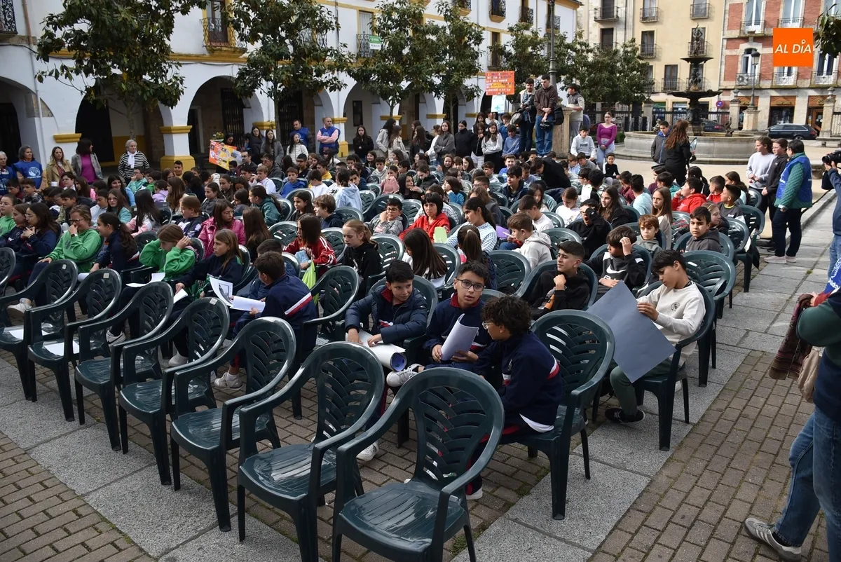 Foto 6 - Escolares de Ciudad Rodrigo bailan y pasean por la muralla para conseguir un planeta mejor