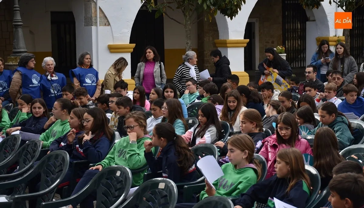 Foto 7 - Escolares de Ciudad Rodrigo bailan y pasean por la muralla para conseguir un planeta mejor