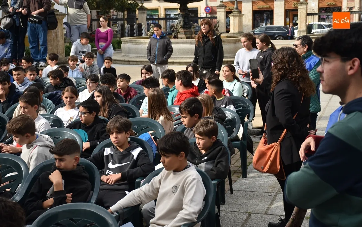Foto 8 - Escolares de Ciudad Rodrigo bailan y pasean por la muralla para conseguir un planeta mejor