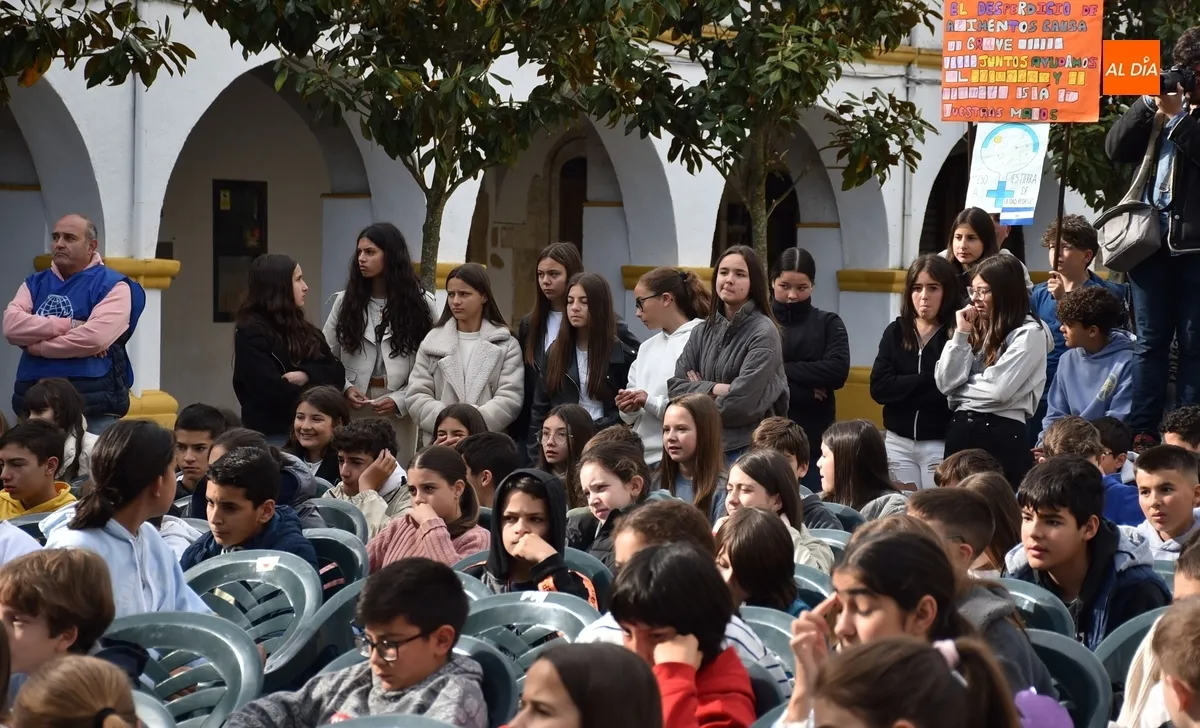Foto 9 - Escolares de Ciudad Rodrigo bailan y pasean por la muralla para conseguir un planeta mejor