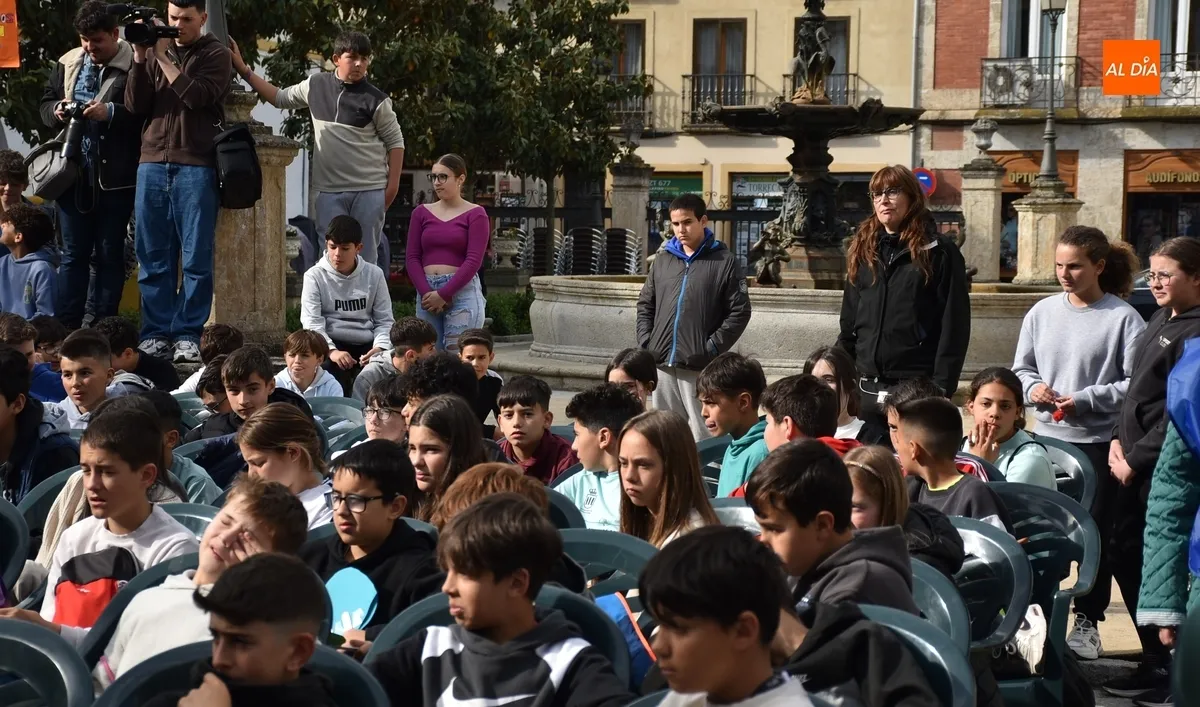 Foto 10 - Escolares de Ciudad Rodrigo bailan y pasean por la muralla para conseguir un planeta mejor