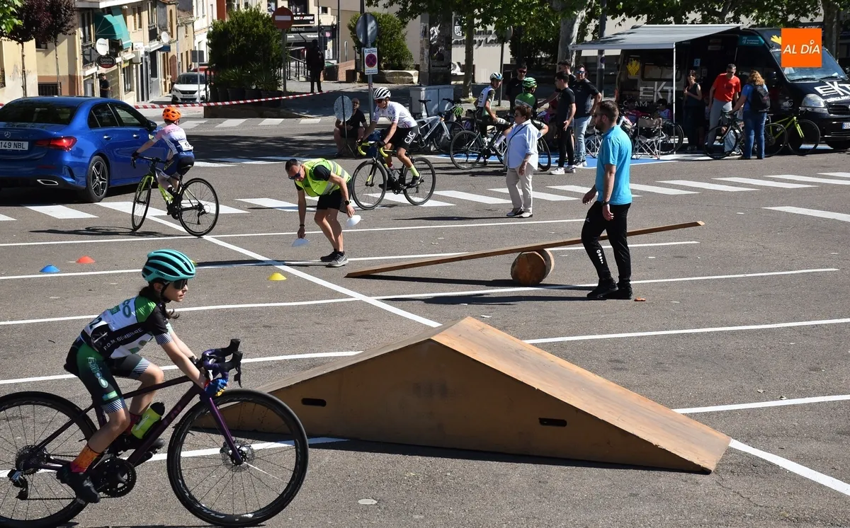 Foto 2 - M&aacute;s de un centenar de ciclistas de toda la regi&oacute;n dan lo mejor de s&iacute; por las calles de Ciudad Rodrigo