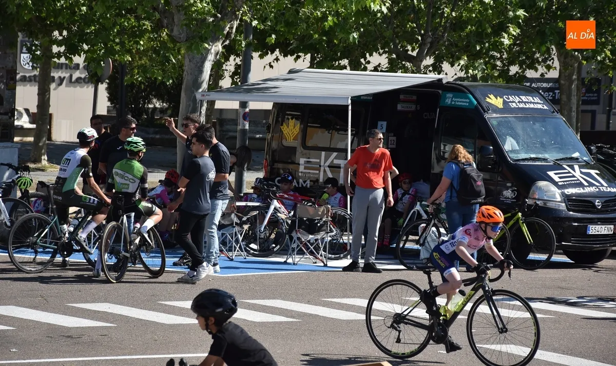 Foto 3 - M&aacute;s de un centenar de ciclistas de toda la regi&oacute;n dan lo mejor de s&iacute; por las calles de Ciudad Rodrigo