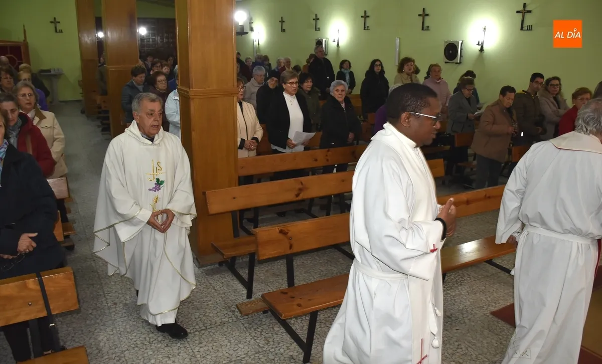 Foto 10 - Ampl&iacute;sima asistencia al d&iacute;a grande en honor a la Virgen de F&aacute;tima en su Parroquia