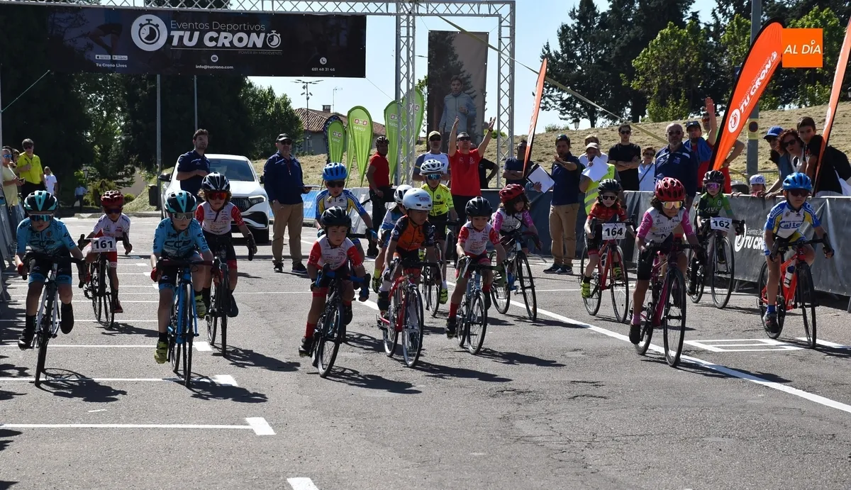 Foto 5 - M&aacute;s de un centenar de ciclistas de toda la regi&oacute;n dan lo mejor de s&iacute; por las calles de Ciudad Rodrigo