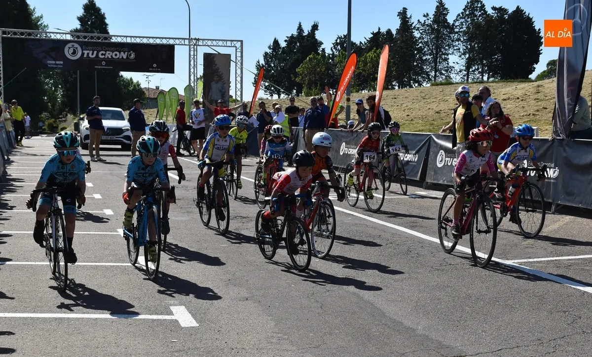 Foto 6 - M&aacute;s de un centenar de ciclistas de toda la regi&oacute;n dan lo mejor de s&iacute; por las calles de Ciudad Rodrigo