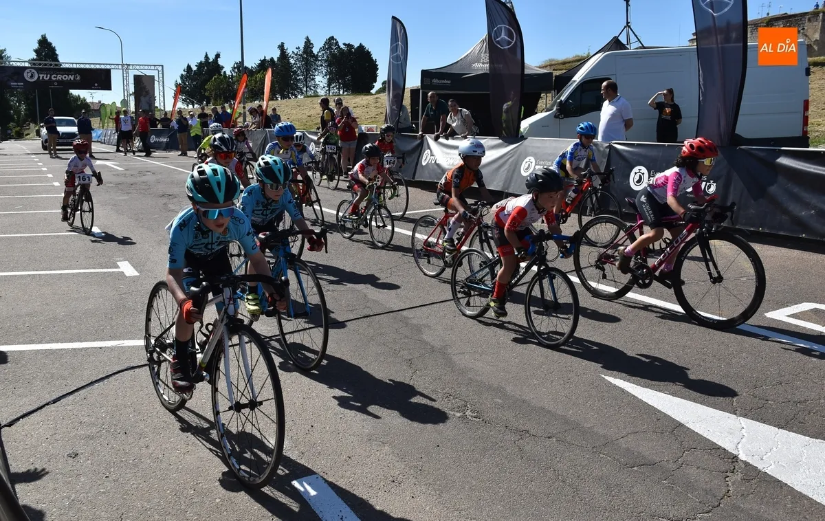 Foto 7 - M&aacute;s de un centenar de ciclistas de toda la regi&oacute;n dan lo mejor de s&iacute; por las calles de Ciudad Rodrigo