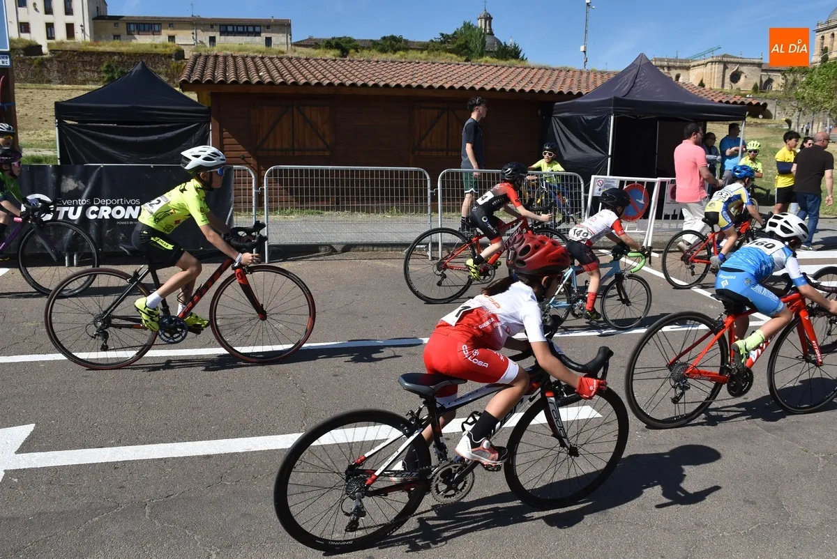Foto 10 - M&aacute;s de un centenar de ciclistas de toda la regi&oacute;n dan lo mejor de s&iacute; por las calles de Ciudad Rodrigo