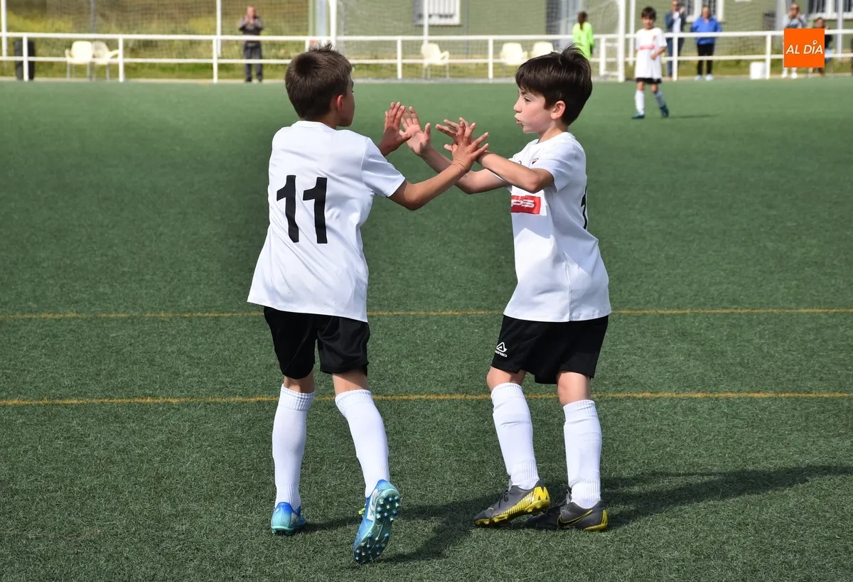 Foto 7 - El Benjam&iacute;n B del Ciudad Rodrigo golea en el &uacute;ltimo partido del curso 24/25 en los Campos de To&ntilde;ete