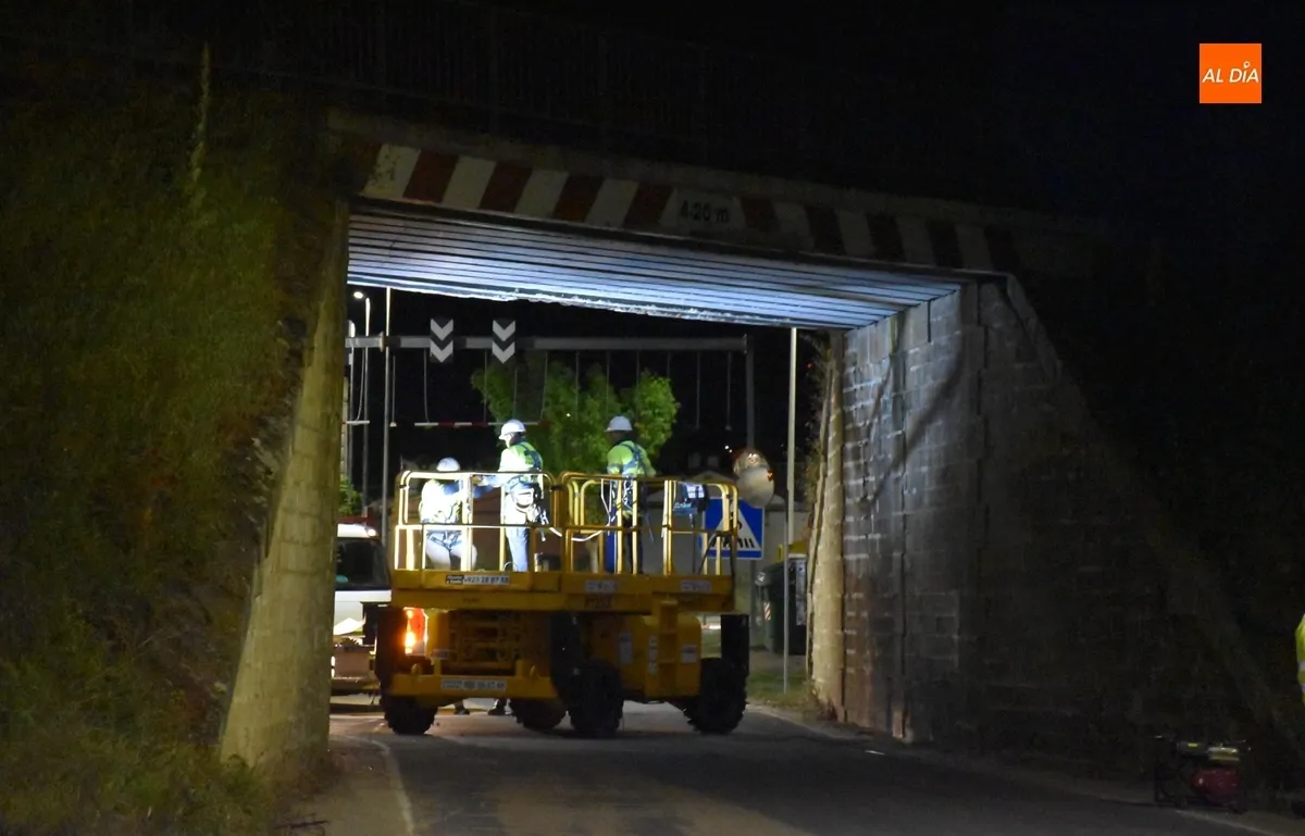 Foto 5 - Arranca la intervenci&oacute;n nocturna en el paso para veh&iacute;culos de la v&iacute;a del tren