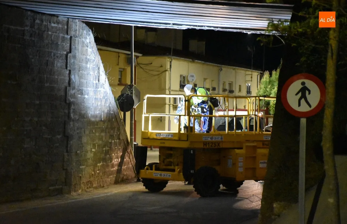 Foto 6 - Arranca la intervenci&oacute;n nocturna en el paso para veh&iacute;culos de la v&iacute;a del tren