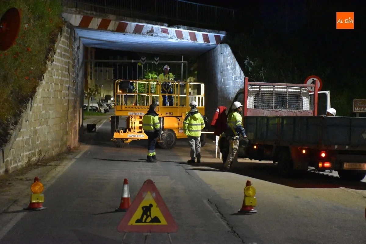 Foto 7 - Arranca la intervenci&oacute;n nocturna en el paso para veh&iacute;culos de la v&iacute;a del tren
