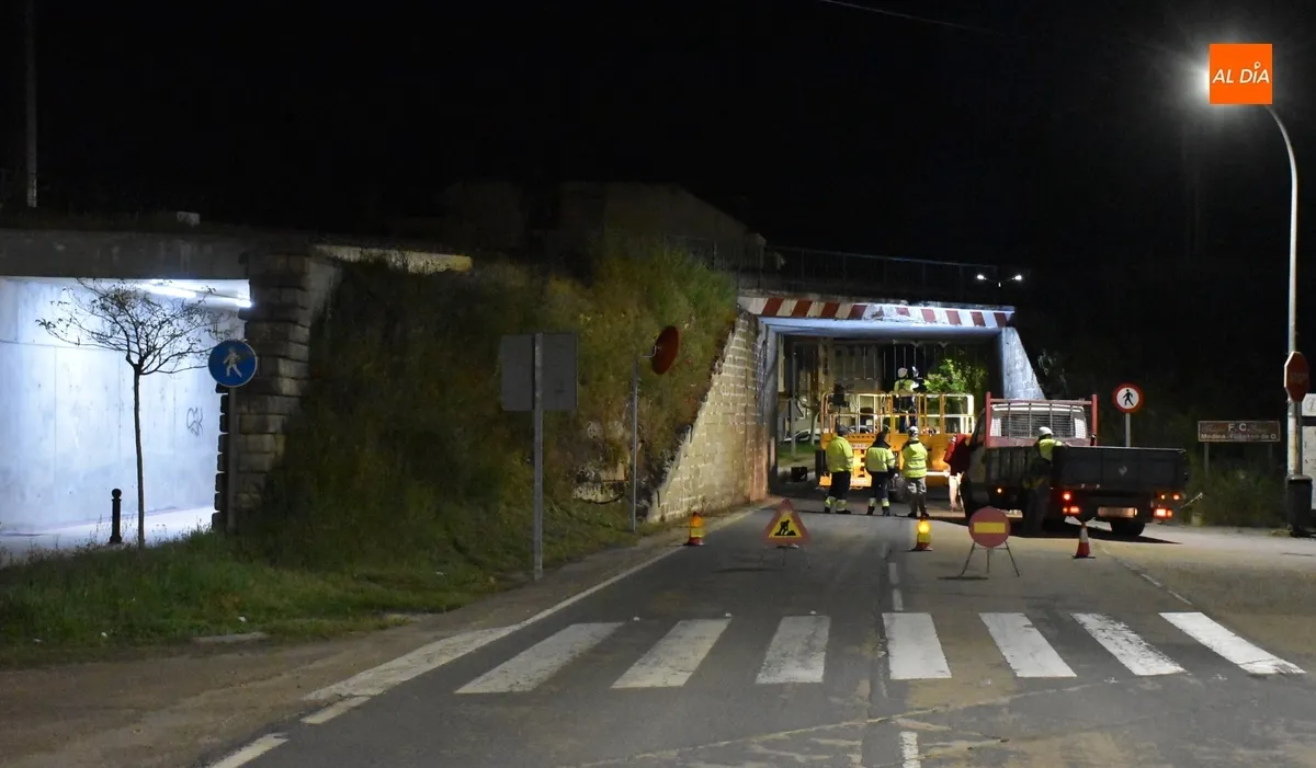 Foto 8 - Arranca la intervenci&oacute;n nocturna en el paso para veh&iacute;culos de la v&iacute;a del tren