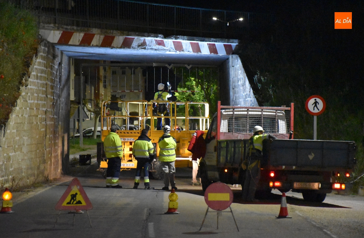 Arranca la intervención nocturna en el paso para vehículos de la vía del tren