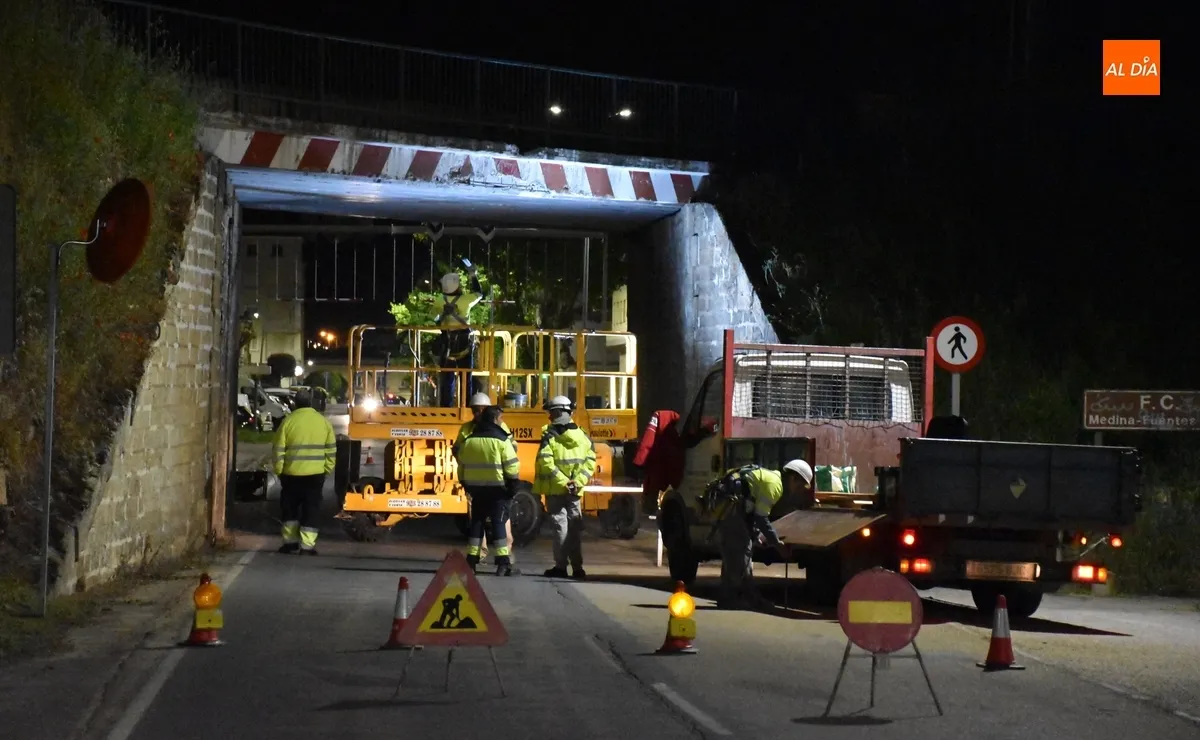 Foto 9 - Arranca la intervenci&oacute;n nocturna en el paso para veh&iacute;culos de la v&iacute;a del tren