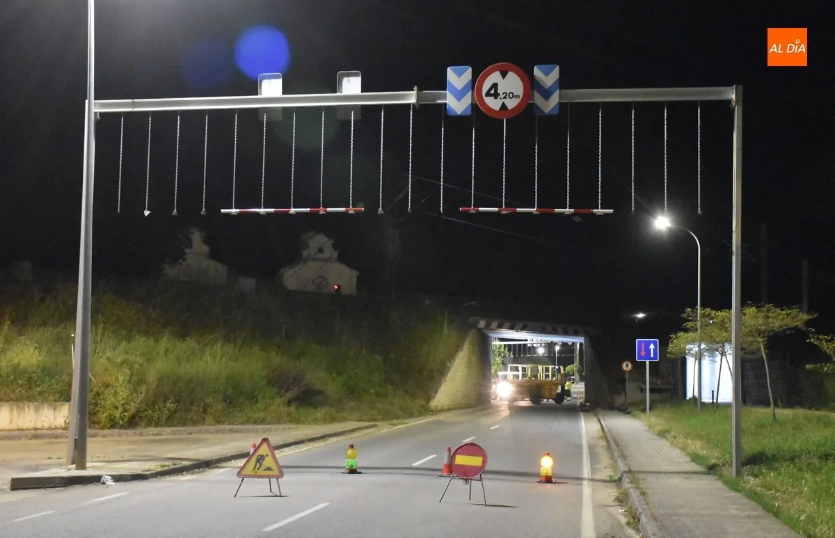 Foto 10 - Arranca la intervenci&oacute;n nocturna en el paso para veh&iacute;culos de la v&iacute;a del tren
