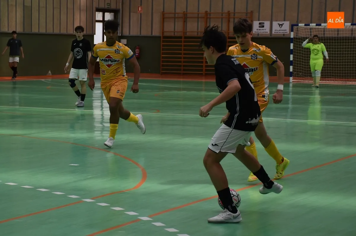 Foto 2 - El III Cadete se despide de su afici&oacute;n con victoria en un partido repleto de goles