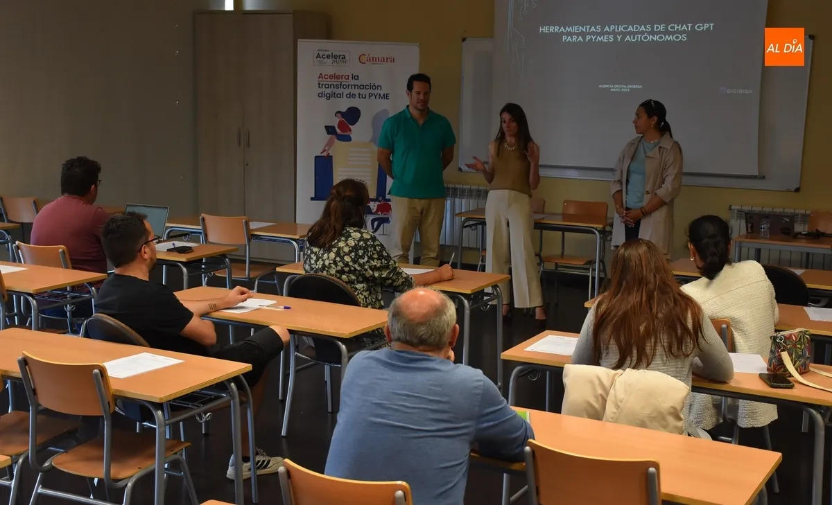 Foto 4 - Impartida una charla de tono comercial sobre ChatGPT
