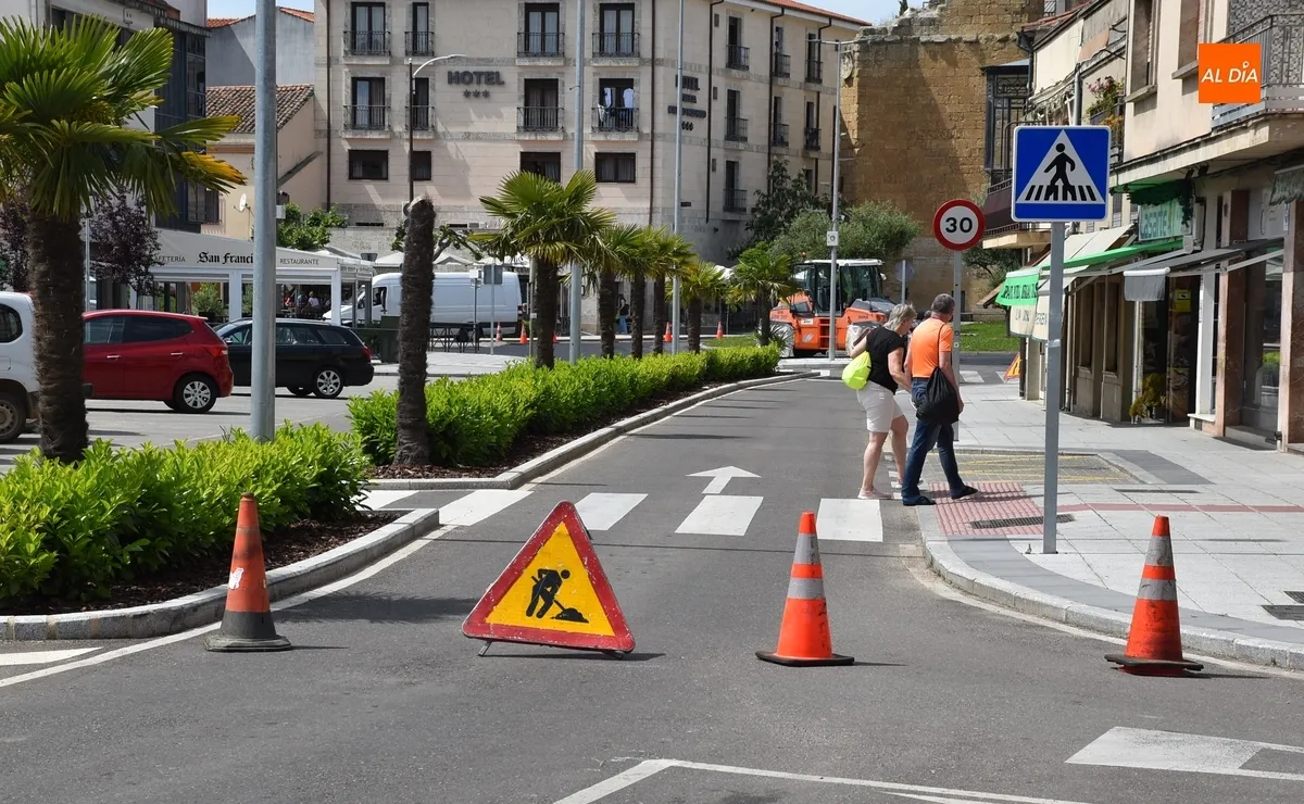 Foto 2 - Reasfaltada la neur&aacute;lgica rotonda del Cruce