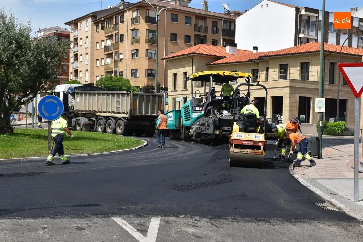 Foto 3 - Reasfaltada la neur&aacute;lgica rotonda del Cruce