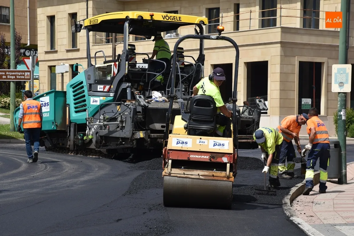 Foto 4 - Reasfaltada la neur&aacute;lgica rotonda del Cruce