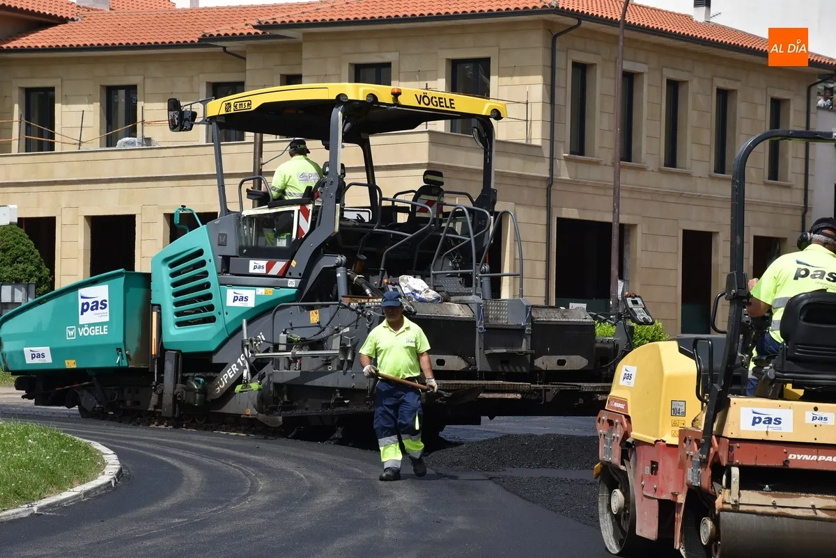 Foto 5 - Reasfaltada la neur&aacute;lgica rotonda del Cruce
