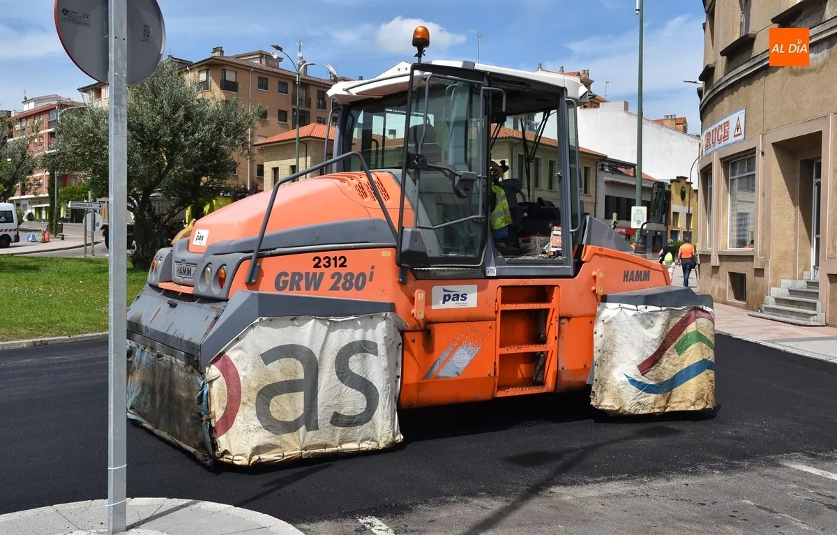 Foto 6 - Reasfaltada la neur&aacute;lgica rotonda del Cruce