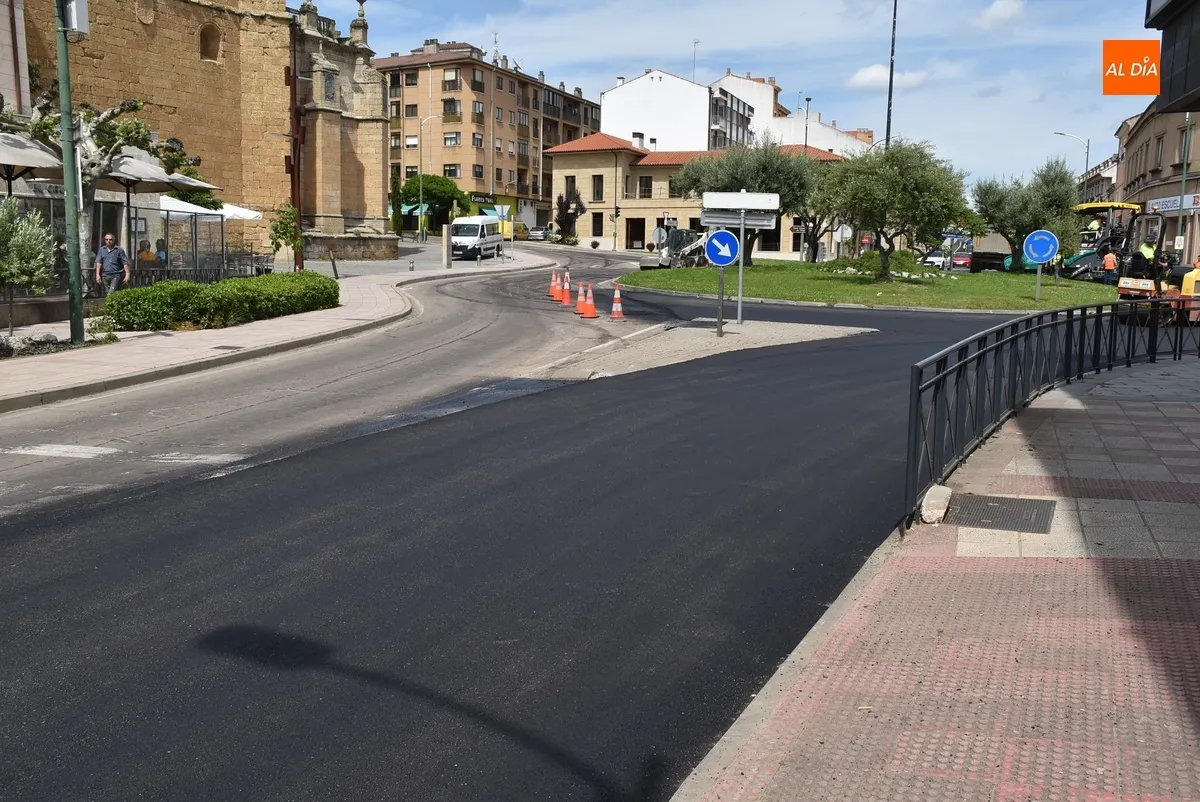 Foto 8 - Reasfaltada la neur&aacute;lgica rotonda del Cruce