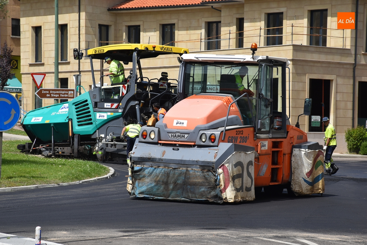 Reasfaltada la neurálgica rotonda del Cruce