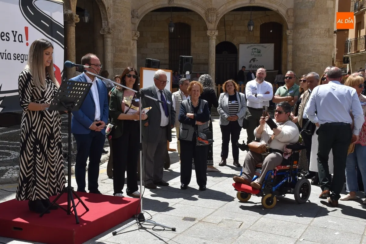 Foto 4 - Instituciones de diversa &iacute;ndole plasman su &ldquo;unidad&rdquo; para reivindicar el arreglo de la A-62