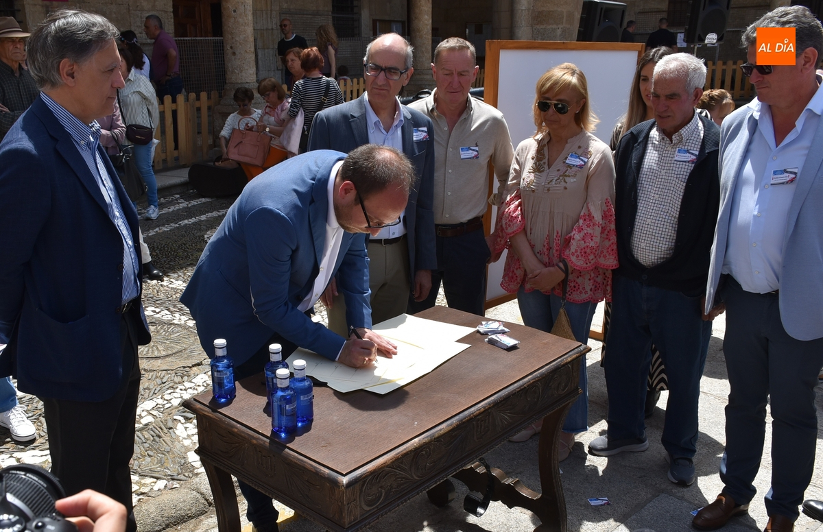 Marcos Iglesias envía a Óscar Puente la Declaración por la mejora de la A62 firmada el sábado