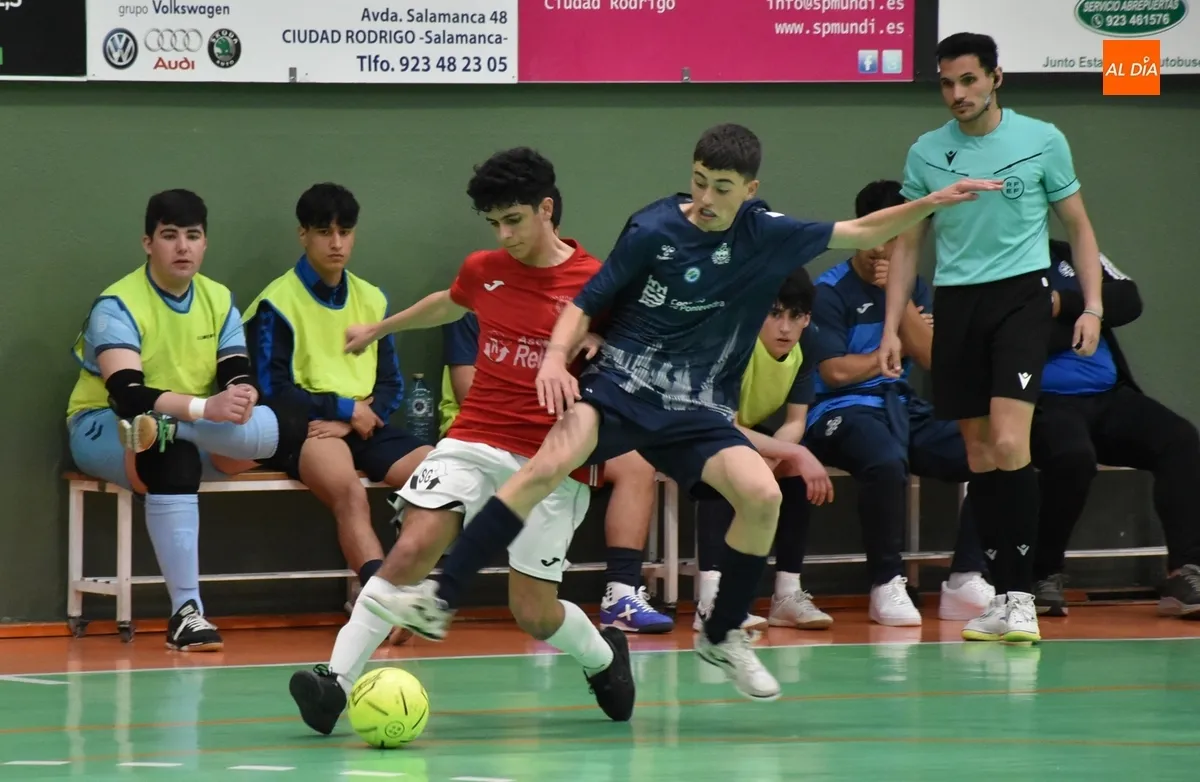 Foto 2 - El III Juvenil se lleva un igualado duelo ante el Leis Pontevedra que tuvo un susto card&iacute;aco al final