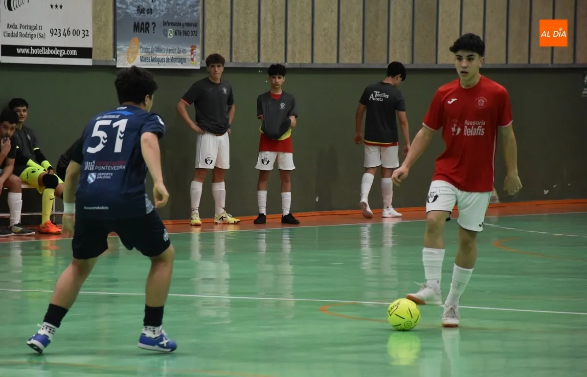 Foto 3 - El III Juvenil se lleva un igualado duelo ante el Leis Pontevedra que tuvo un susto card&iacute;aco al final