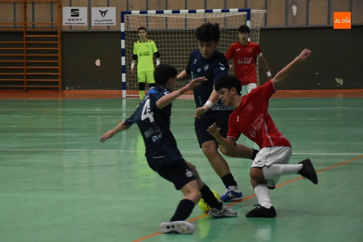 Foto 4 - El III Juvenil se lleva un igualado duelo ante el Leis Pontevedra que tuvo un susto card&iacute;aco al final