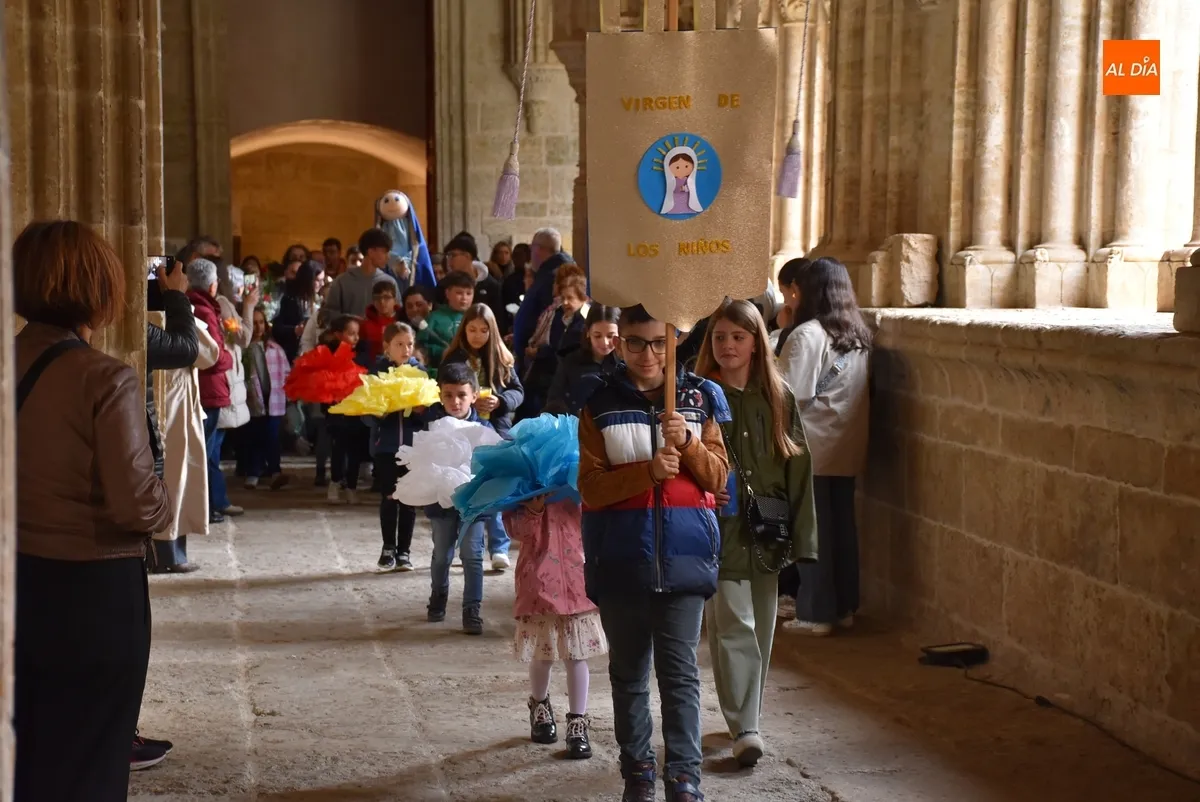 Foto 2 - L@s ni&ntilde;@s llevan sus flores a la Virgen Mar&iacute;a acord&aacute;ndose de Le&oacute;n XIV