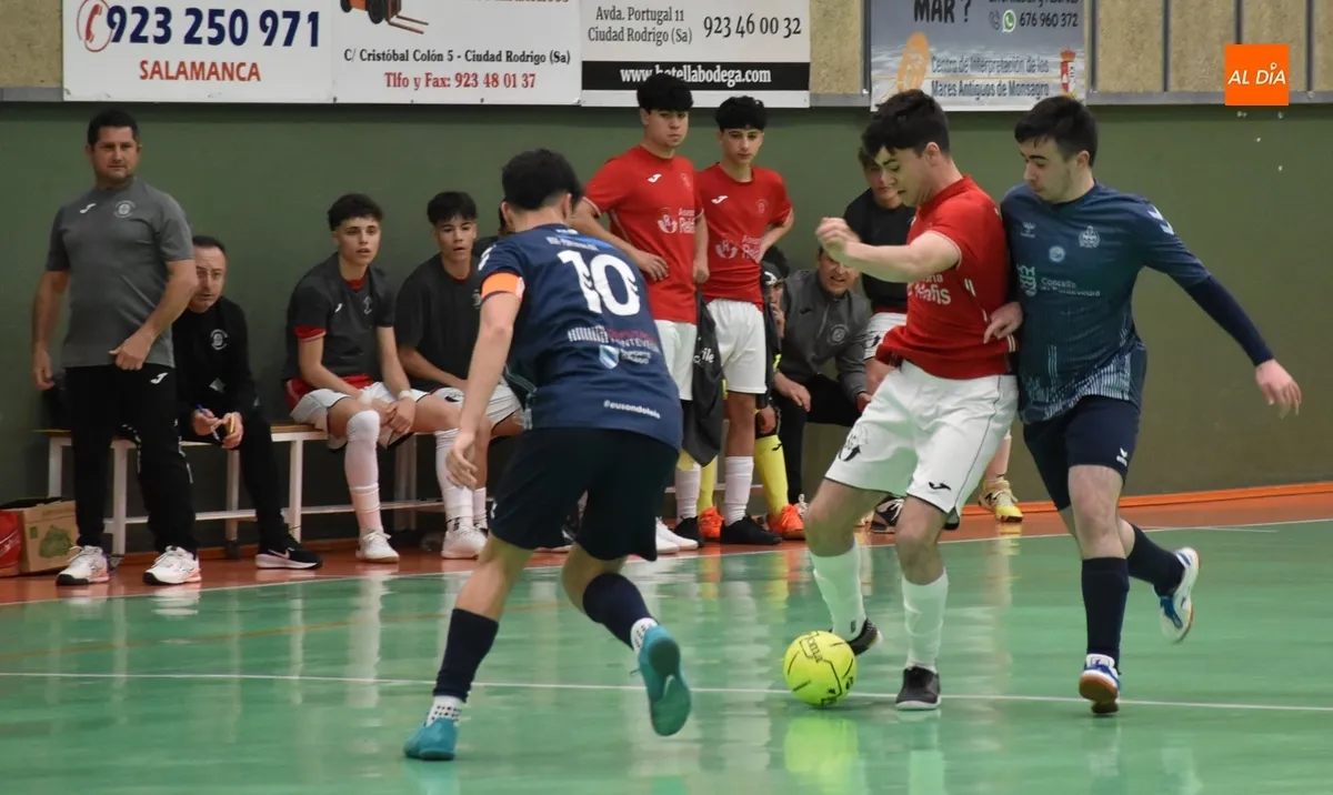 Foto 5 - El III Juvenil se lleva un igualado duelo ante el Leis Pontevedra que tuvo un susto card&iacute;aco al final